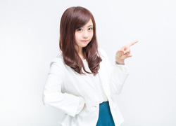 注目を促す女性