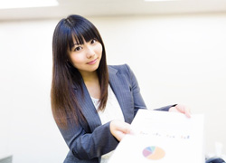 資料を渡す女性