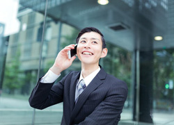 電話をしている営業マン
